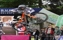 Türkiye’de Bir İlk Gerçekleşti Urban Downhill Yarışı Bursa’da Tarihe Geçti!