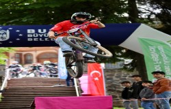 Türkiye’de Bir İlk Gerçekleşti Urban Downhill Yarışı Bursa’da Tarihe Geçti!